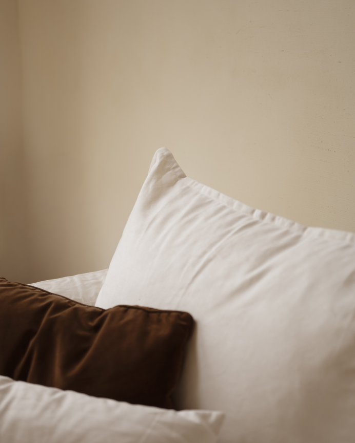 3-seater modular sofa with left-hand chaise longue in removable white cotton and linen blend, measuring 285x185cm.
