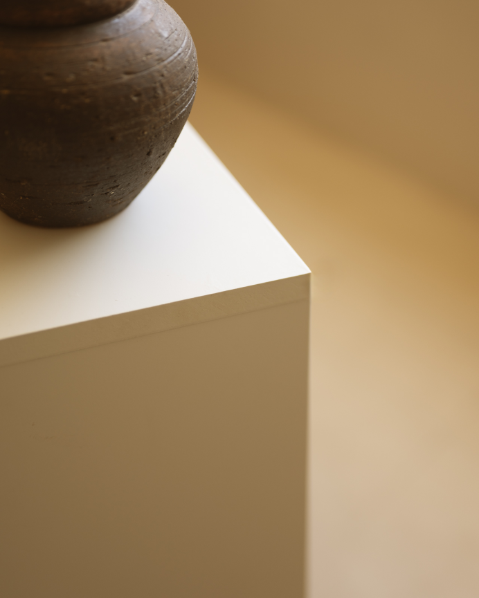 Auxiliary wooden shelf lacquered in a beige tone with 1 shelf and 2 dividers.