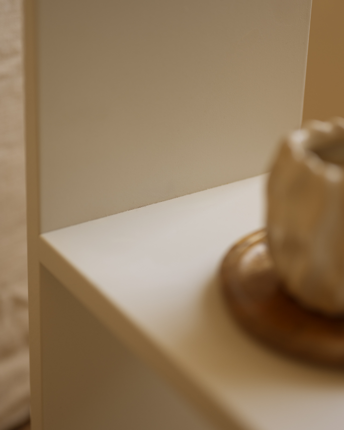 Auxiliary wooden shelf lacquered in beige tone with 1 divider.