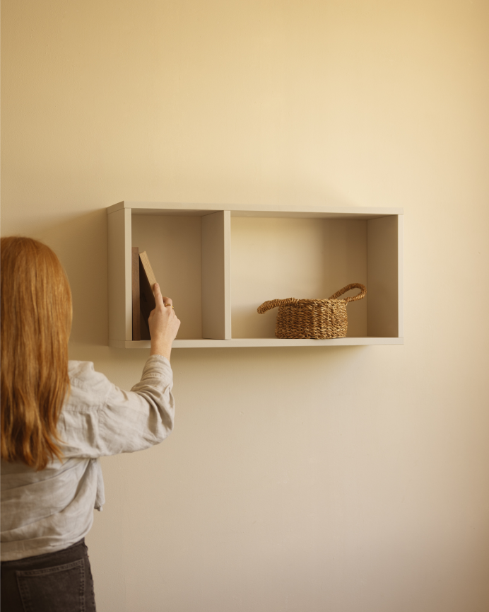 Auxiliary wooden shelf lacquered in beige tone with 1 divider.