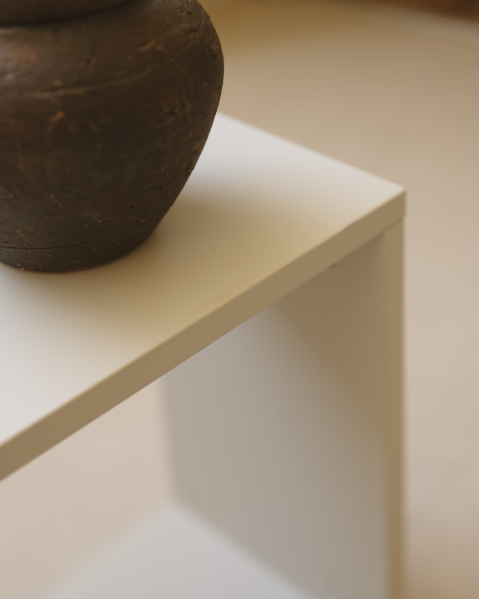 Auxiliary wooden shelf lacquered in beige tone with 1 divider.