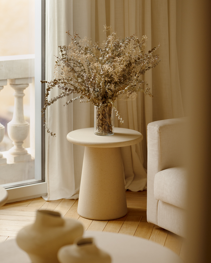 Round side table made of beige microcement 45x50cm