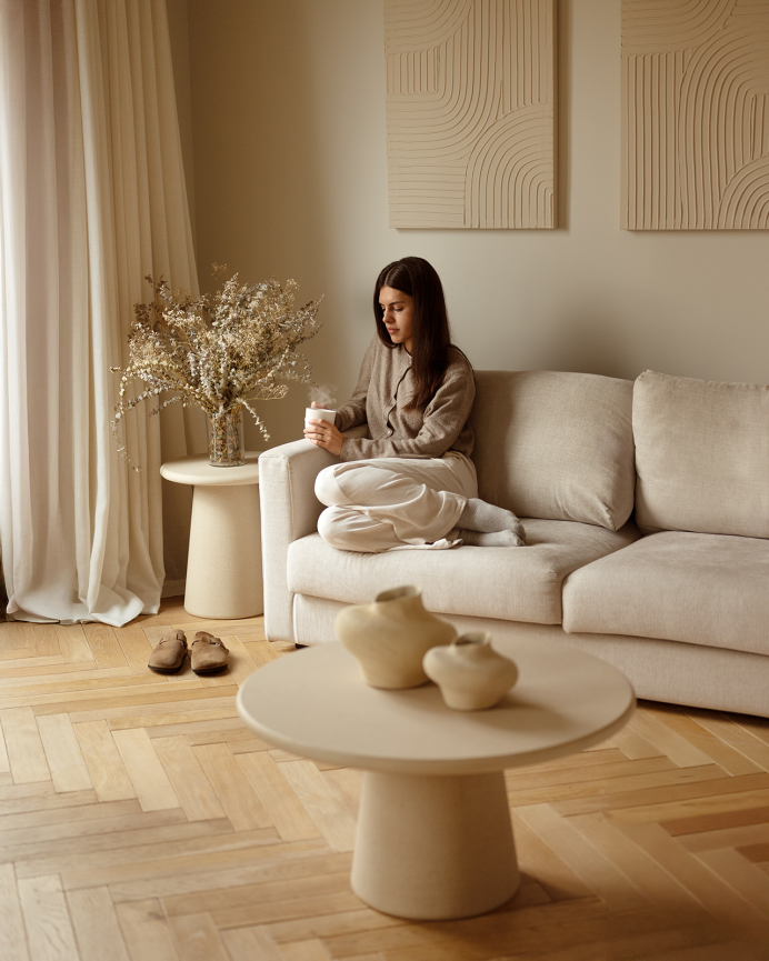 Round side table made of beige microcement 45x50cm