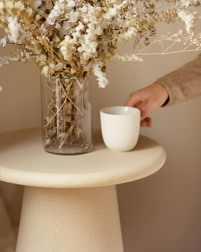 Round side table made of beige microcement 45x50cm