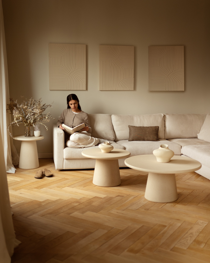 Round side table made of beige microcement 45x50cm