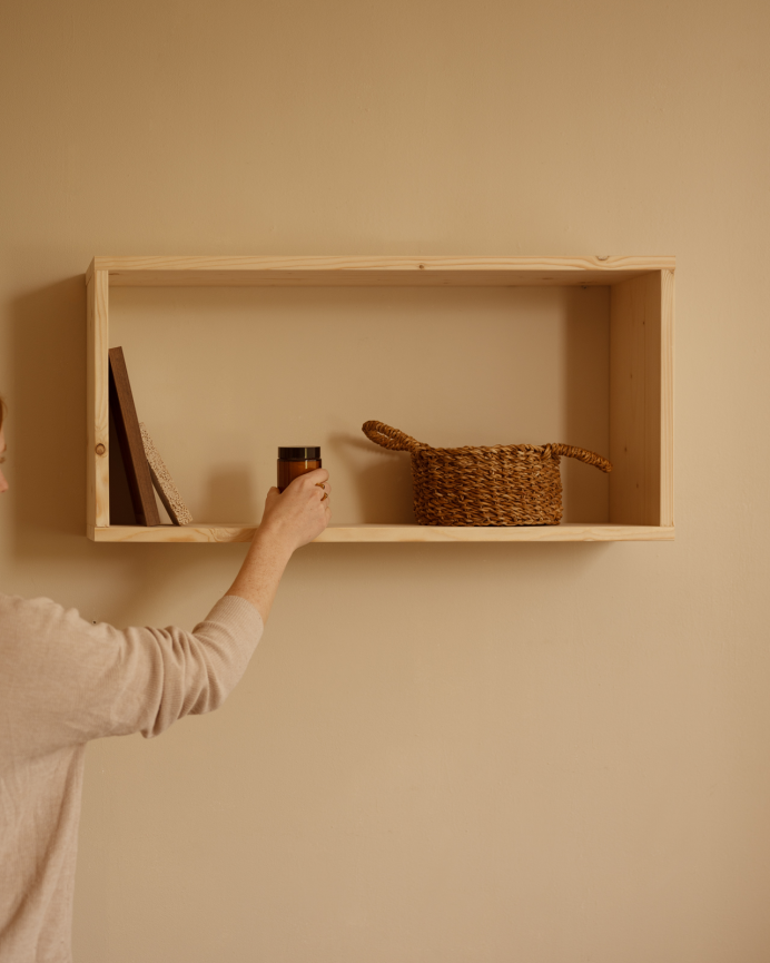 Solid wood auxiliary shelf in a natural tone
