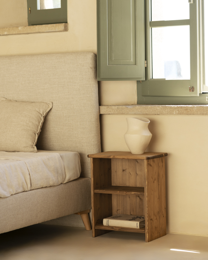 Set of 2 solid wood dark oak nightstands measuring 50x42cm.