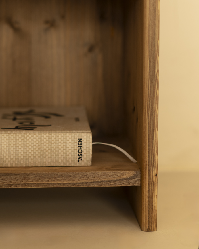Set of 2 solid wood dark oak nightstands measuring 50x42cm.