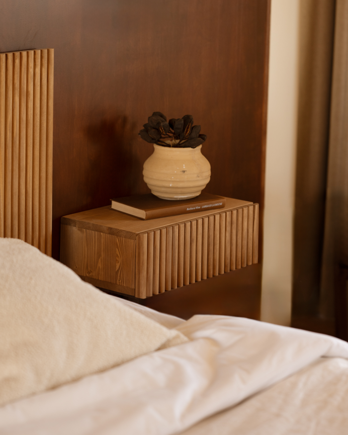 Pack of 2 solid wood floating nightstands in dark oak tone, 40cm.