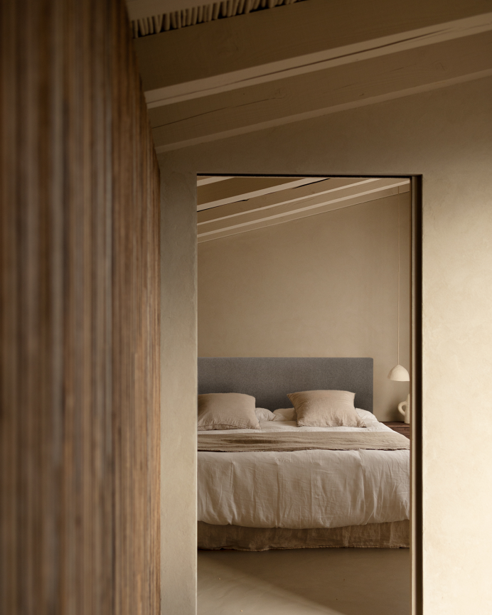 Upholstered polyester headboard in smooth gray color in various sizes.