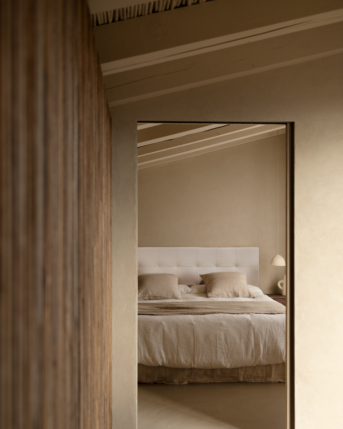 Upholstered polyurethane headboard with pleats in white color of various sizes