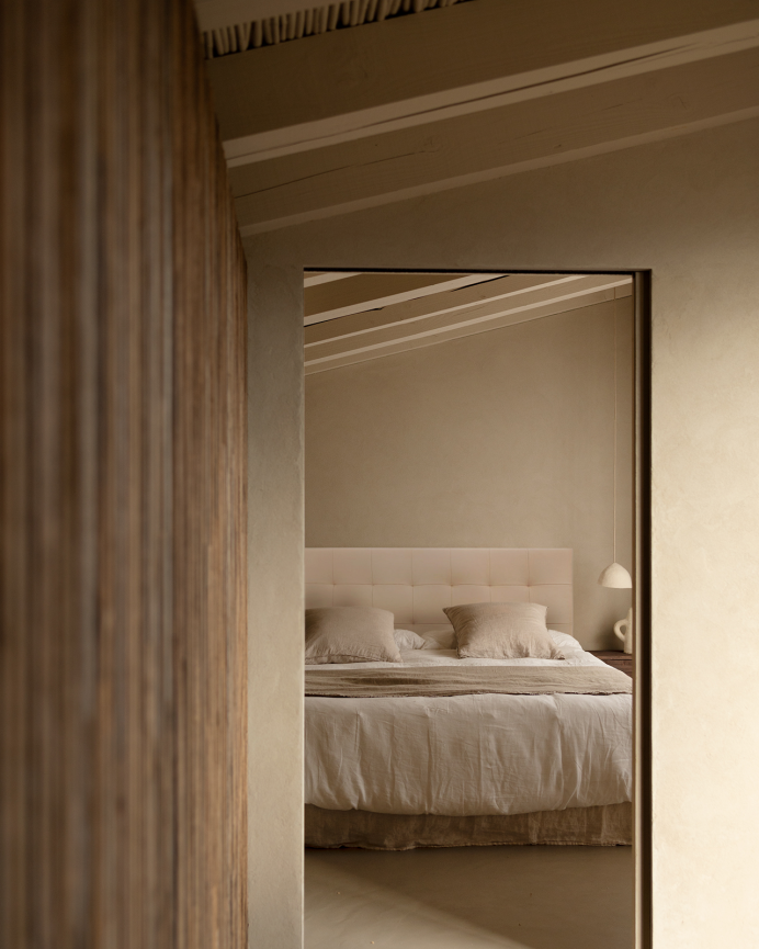 Upholstered headboard in beige leatherette with pleats of various sizes