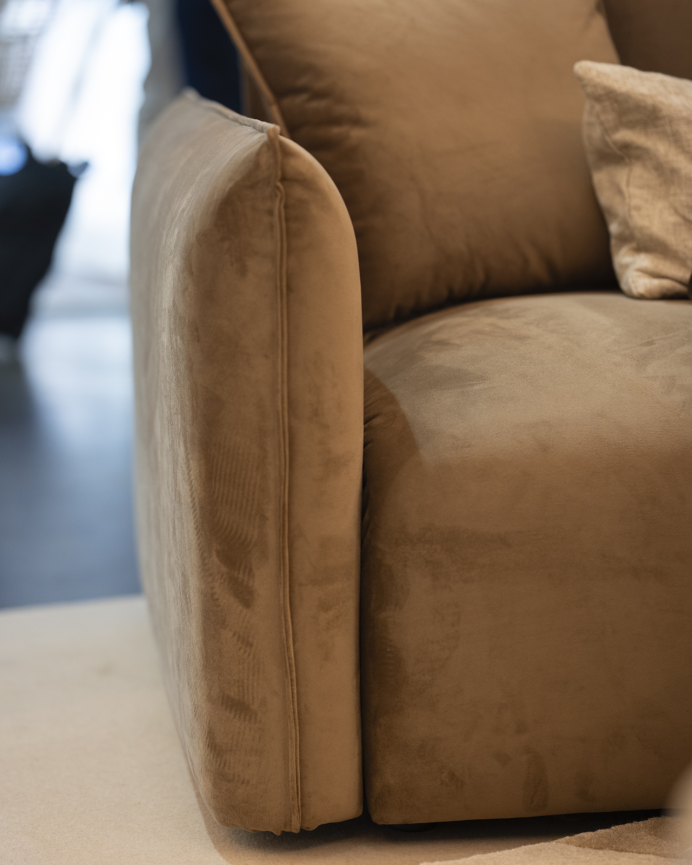 Armchair in chocolate brown velvet 124x108cm