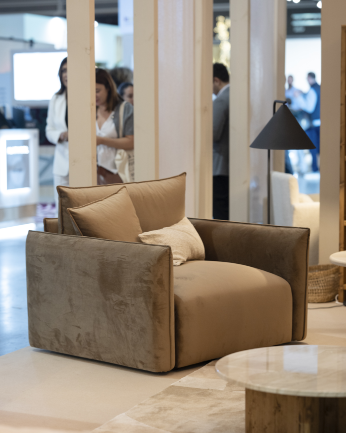 Armchair in chocolate brown velvet 124x108cm