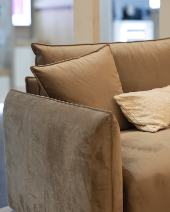 Armchair in chocolate brown velvet 124x108cm
