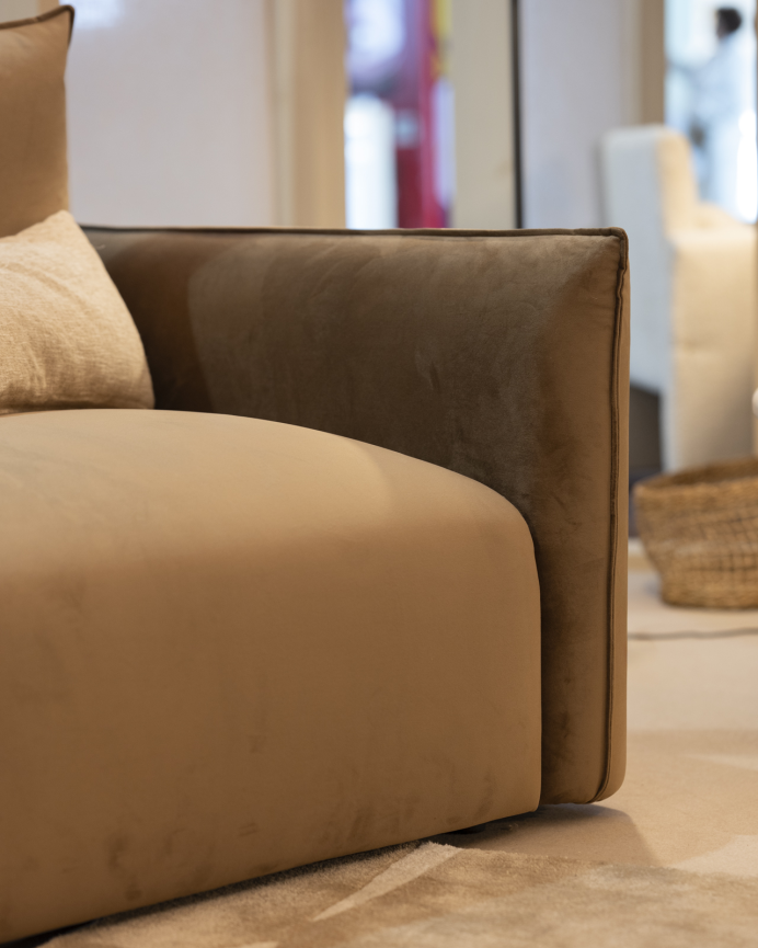 Armchair in chocolate brown velvet 124x108cm