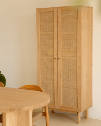 Armario de madera maciza y rafia en tono roble medio 180x80cm