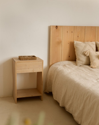 Mesita de noche de madera maciza con un cajón en tono roble medio de 60x40cm