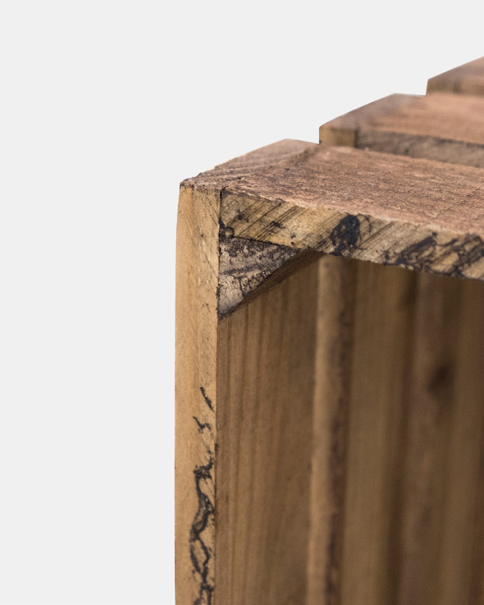 Caja elaborada con madera de pino gallego.