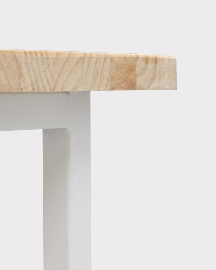 Mesa de centro de madera maciza acabado natural con patas de hierro blancas de 40x100cm