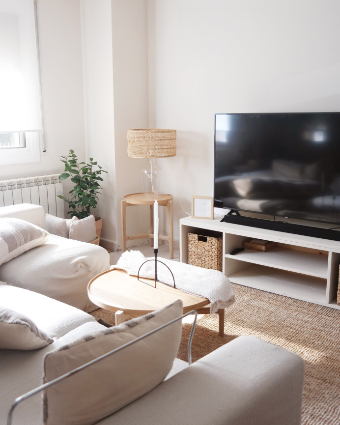 Mueble de TV de madera maciza en tono blanco de 160x40cm
