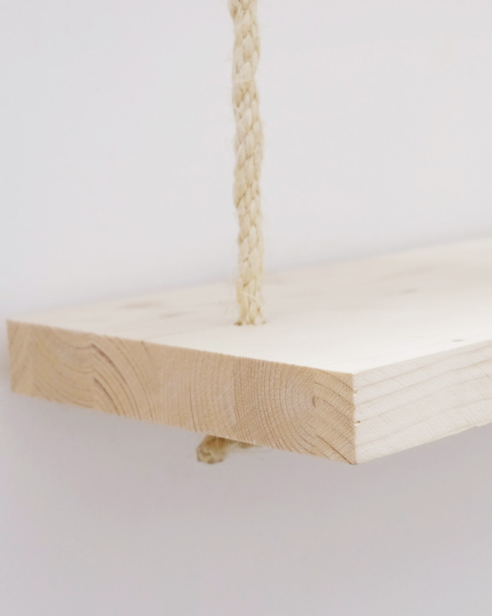 Estantería colgante hecha con madera maciza y cuerda de esparto en tono natural de varias medidas