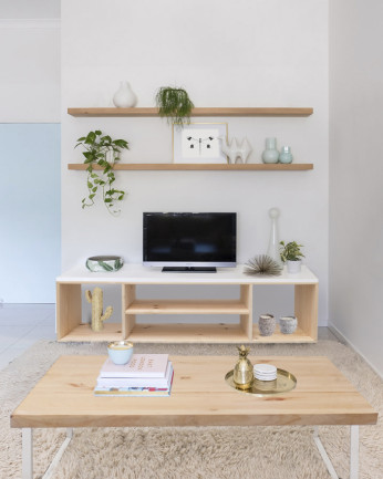 Mueble de TV de madera maciza en tono natural y sobre blanco de 160x40cm