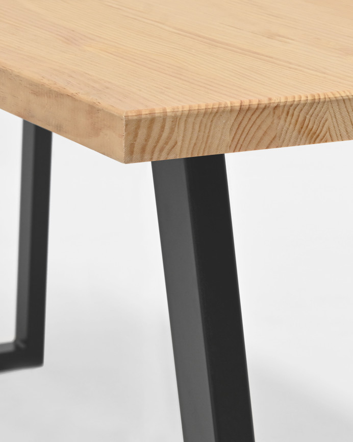 Mesa de comedor de madera maciza acabado natural con patas de hierro negras de varias medidas
