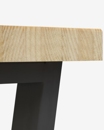 Banco de madera maciza tono natural y patas de hierro color negro en varias medidas.