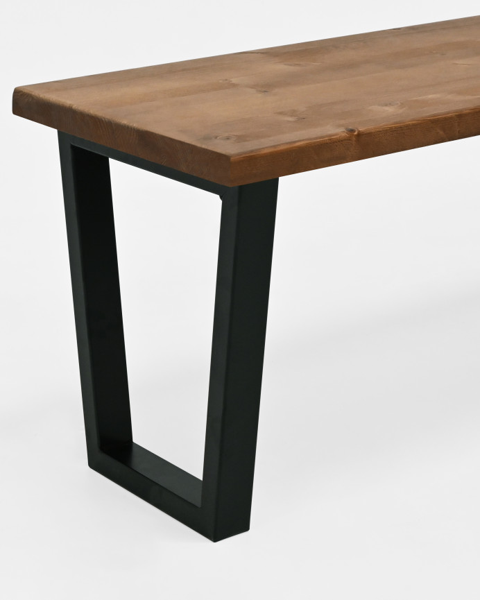 Banco de madera maciza tono roble oscuro y patas de hierro color negro en varias medidas.