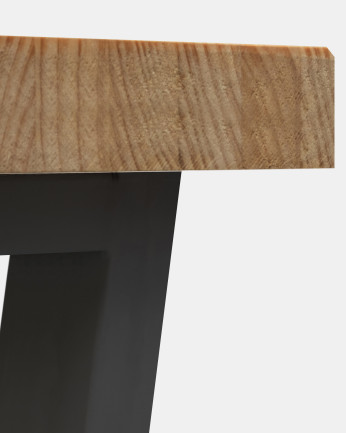 Banco de madera maciza tono roble oscuro y patas de hierro color negro en varias medidas.