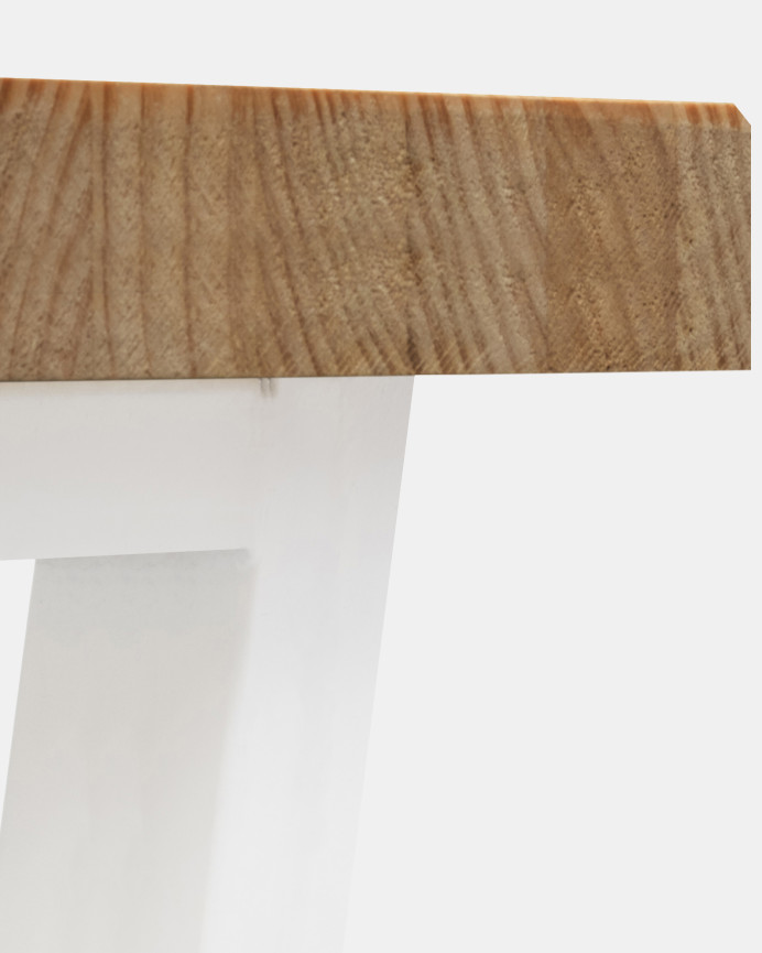 Banco de madera maciza tono roble oscuro y patas de hierro color blanco en varias medidas.