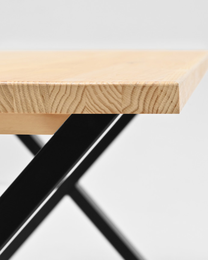 Mesa elaborada con madera maciza en acabado natural y negra en varias medidas