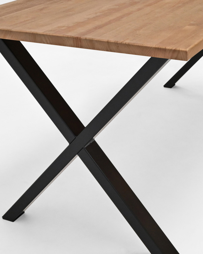 Mesa elaborada con madera maciza en tono roble oscuro y negro en varias medidas