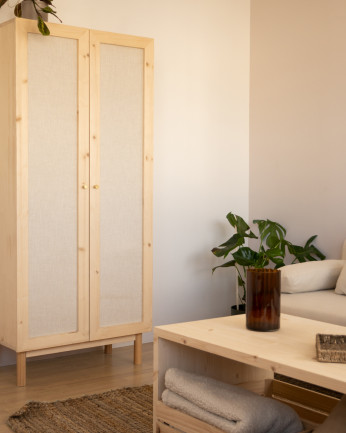 Armario de madera maciza y tejido de lino en tono natural de 180x80cm