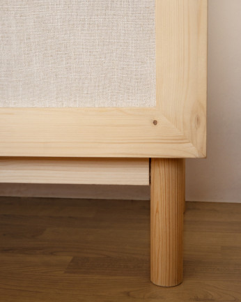Armario de madera maciza y tejido de lino en tono natural de 180x80cm