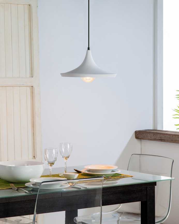 Lámpara de techo elaborada con aluminio exterior color blanco e interior color cobre.