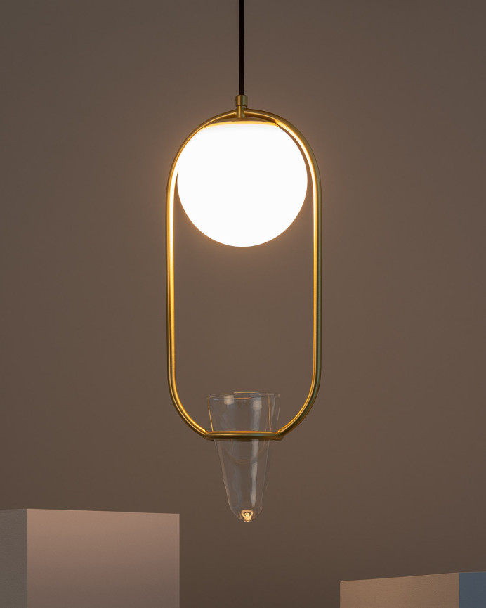 Lámpara de techo con una estructura metálica color dorado y un macetero de cristal