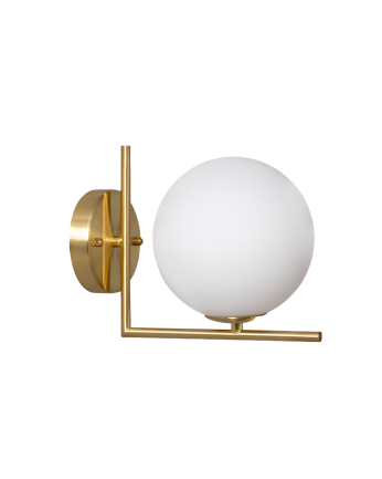 Lámpara de pared elaborada con una estructura metálica de hierro color dorado y una esfera de cristal translúcido.