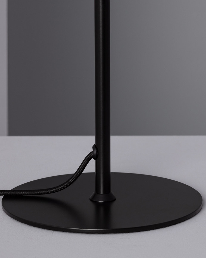 Lámpara de mesa elaborada con aluminio color negro.