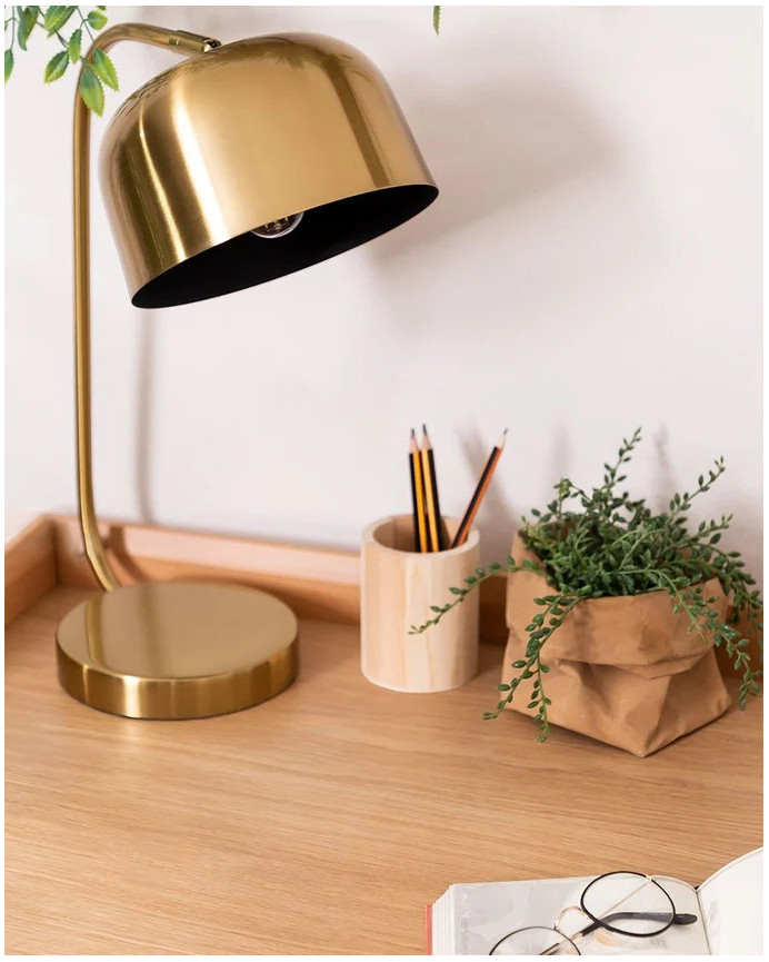 Lámpara de mesa elaborada con hierro acabado dorado y negro.
