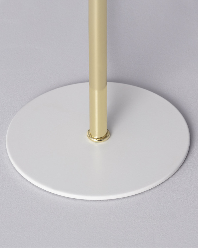 Lámpara de mesa elaborada con aluminio color blanco y dorado.