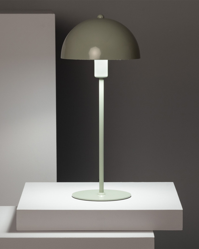 Lámpara de mesa elaborada con aluminio color verde.