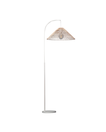 Lámpara de pie elaborada con base metálica color blanco y pantalla de ratán.