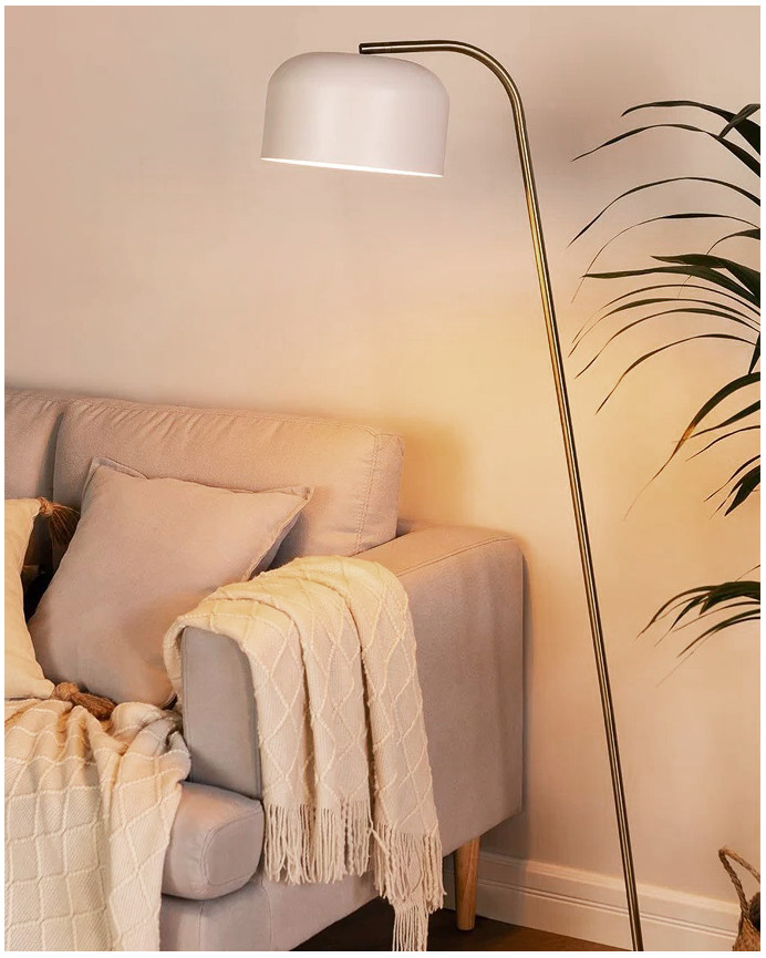 Lámpara de pie elaborada con base metálica color blanco y dorado.