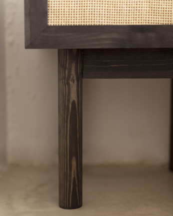 Mesita de noche de madera maciza y rafia con un cajón en tono negro de 40x45cm