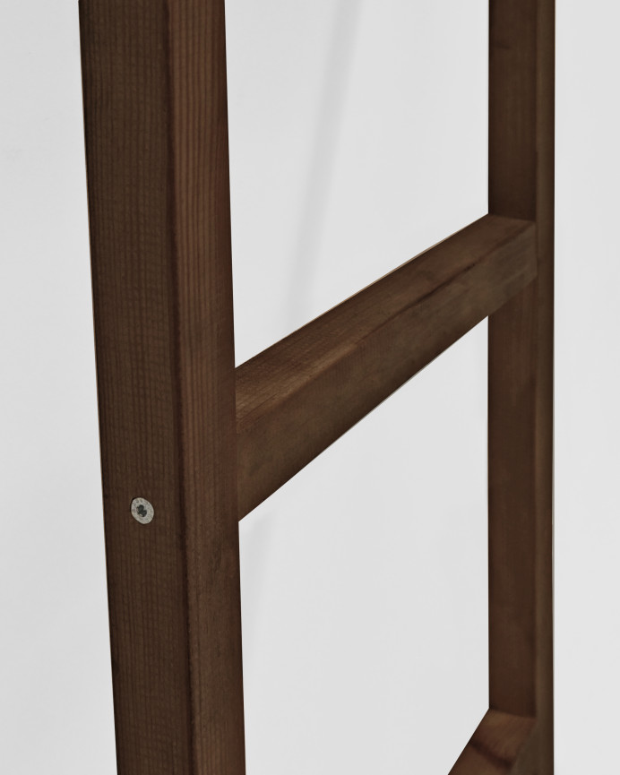 Escalera de madera maciza en tono nogal de 150x41cm