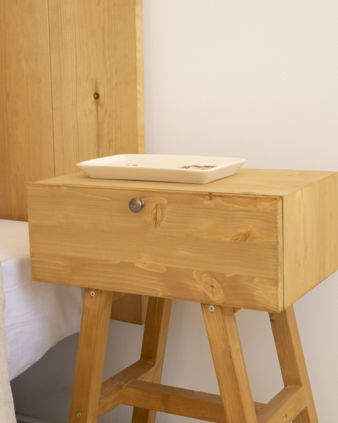 Mesita de madera maciza con un cajón en tono olivo de 57.5x40cm