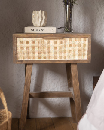 Mesita de madera maciza con un cajón y tejido de médula de ratán tono roble oscuro de 57.7x45cm