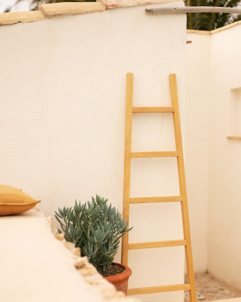 Escalera de madera maciza en tono olivo de 150x50cm